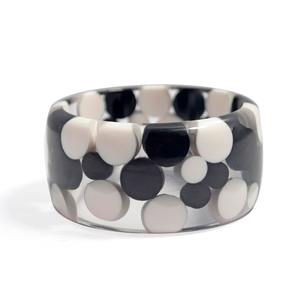 "Bracelet en résine sculpté multicolore fait à la main, bijoux de mode uniques pour femmes et filles" - Product Image 2