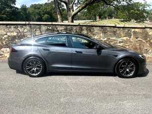 Tesla Model S Plaid AWD 2023 d'occasion, éclatant, avec jantes en alliage, intérieur cuir, navigation, démarrage à distance et rétroviseurs électriques. - Product Image 3