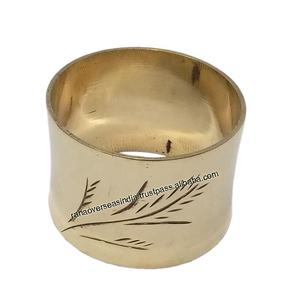 Vente en gros Porte-serviettes rond en métal au design de feuille gravé à la main pour hôtel restaurant café - Product Image 1