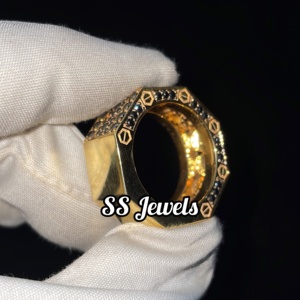 แหวนฮิปฮอปดีไซน์หกเหลี่ยม ชุบโรเดียม ประดับเพชรโมอิสซาไนต์สีดำ VVS เงินแท้ 925 แบบฝังหนามเตย ดีไซน์ทันสมัย สั่งทำได้ - Product Image 3