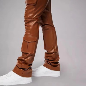 Ensemble survêtement en cuir PU personnalisé avec veste matelassée brodée et pantalon cargo évasé superposé pour hommes COULEUR NOIRE - Product Image 4