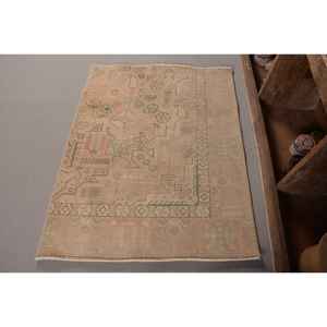 Alfombra Vintage de Lana Verde y Beige de 3x3.9 Pies, Diseño de Retazos Bohemios Hechos a Mano, Forma Rectangular de Látex para Mesita de Noche, Alfombras Turcas Vintage - Product Image 1