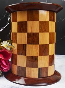 Urna de madera diseñada en ajedrez de lujo, recuerdo de acabado brillante hecho a mano para adultos y mascotas, suministros funerarios de AYAANS - Product Image 2