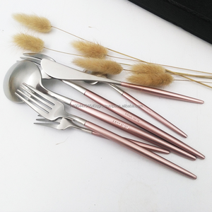 Ensemble de couverts de finition miroir en acier argenté de qualité supérieure comprenant un couteau/une fourchette/une cuillère avec un manche rose (lot de 4) - Product Image 3