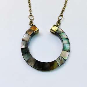 Collier pendentif en forme de croissant vintage en nacre noire incrustée, mosaïque de coquille d'ormeau, bijoux en forme de fer à cheval et de lune avec chaîne en laiton - Product Image 2