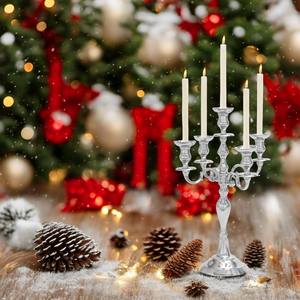 "คลาสสิกเชิงเทียนสีเงิน5แขนดีไซน์หรูหราเหมาะสำหรับการตกแต่งคริสต์มาสหรือวันหยุดที่มีสไตล์และรื่นเริง" - Product Image 1