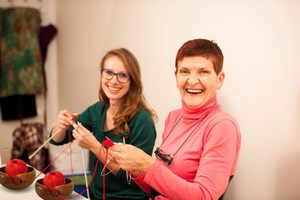 Bol en fil de bois teinté foncé tendance du fabricant Design classique pour travaux d'aiguille à tricoter et crochet - Product Image 3