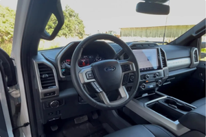 LISTO PARA CONDUCIR - USADO, VOLANTE A LA IZQUIERDA |   Ford F-250 Super Duty Lariat FX4 Crew Cab 4x4 2022 con 6,000 millas de kilometraje - Product Image 4