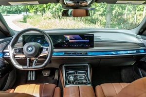 2023 l 7 AWD sedan Lithium Battery Leather Seats R18 Tires <b>Panoramic</b> Sunroof - Product Image 4