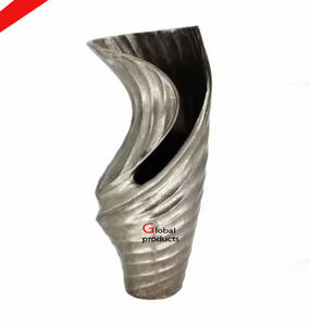 Vase à fleur fini doré en métal en forme de feuille dernier look pour hôtel restaurant et bureau - Product Image 3