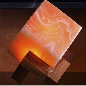 Lampe de boîte carrée de sel de roche de l'Himalaya fabriquée à la main Design floral artisanat naturel en bois sculpté pour décor de lumière électrique de bureau à domicile - Product Image 1