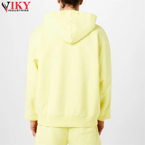 Conjunto Deportivo para Hombre con Sudadera con Media Cremallera en Color Amarillo Claro, Pantalones Cortos, Camiseta de Manga Larga y Pantalones Deportivos - Product Image 3