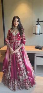 Ensemble de robe en tissu brodé de style Empire vintage élégant très demandé, avec dupatta assorti pour les mariages et les festivals - Product Image 3