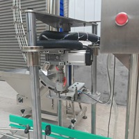 Machine de capsulage linéaire |   Capsuleuse automatique pour un couple constant sur les bouteilles et les bocaux