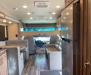 Mejor Oferta: Autocaravana Usada CLEAN 2022 T-h-o-r O-u-t-l-a-w 38KB, Remolque de Viaje - Product Image 2