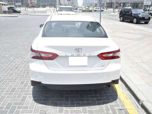 2020 CAMRY Hybrid LE GCC Transmisión automática de vehículos AWD usados con asientos de cuero Control de crucero ACC R21 Tamaño del neumático Dirección izquierda - Product Image 4