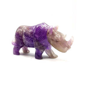 Magnifique sculpture de rhinocéros sculptée à la main sur pierre d'améthyste naturelle - reiki/énergie/chakra - 7 pouces de long et 760 grammes (1,67 lb) - Product Image 3