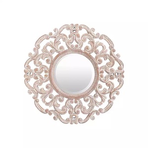 Grand cadre de miroir mural en laiton parfait pour ajouter du drame et de la sophistication à un mur principal du salon - Product Image 2