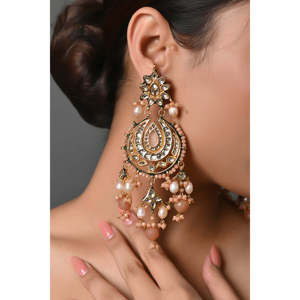 ชุดเครื่องประดับทองชุบ Kundan Maang Tikka และต่างหู ประดับด้วยทองแดงและมุก สำหรับเป็นของขวัญ พร้อมแหวนเพชร - Product Image 2