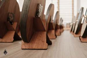 Reloj de madera de nogal, alarma láser, reloj artesanal, decoración de pared o escritorio para el hogar, estilo rústico personalizado, Loto Azul - Product Image 6