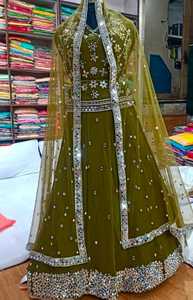 Robe ethnique Lehenga Choli élégante et moderne brodée à la main vêtements indiens et pakistanais aux dernières tendances pour les fans - Product Image 2