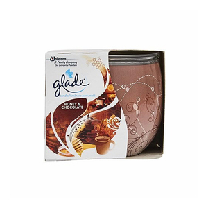 Crea un ambiente relajante con el rico aroma de miel y chocolate de Glade Candle 120g Honey & Chocolate. - Product Image 1