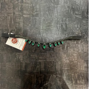 Elegante Diadema de Cuero Curvada para Caballo con Cristales Verdes y Flecos de Diamantes de Imitación en Forma de Lágrima para Uso Ecuestre - Product Image 2