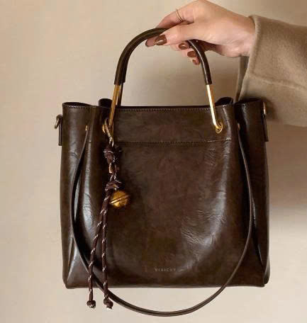 สีแดงเข้ม