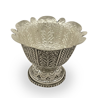 Koperen verzilverde Boheemse decoratieve schaal met standaard, met fijn gegraveerde bloemenmotieven, decoratie voor thuis en bruiloften
