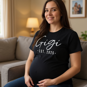 Camiseta de Embarazo Gigi Est 2025, Nueva Categoría de Productos Promocionales Gigi to Be 2025 - Product Image 3