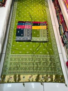 Vente en gros de saris en soie mélangée Dola de créateur avec des embellissements Siroski Latkan étincelants. - Product Image 3