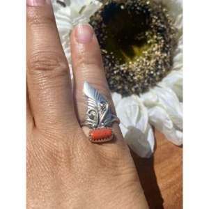 Bague ajustable en acier inoxydable Carolynn Nez avec motif plume en corail et argent sterling, sertie clos, taille 5.5 – Bijou élégant, idéal pour un cadeau - Product Image 2