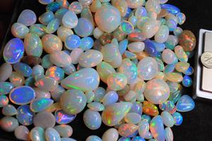 หินอัญมณีทรงหลังเบี้ยโอปอลเอธิโอเปียนผสมทรงหลวมหินโอปอลที่มีสีสันสวยงามสีรุ้งเรียบ - Product Image 4