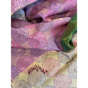 Écharpe en soie vintage à points circulaires - 'Meadow' - Longue écharpe de style Kantha avec motif imprimé à la main pour le printemps et l'hiver - 100% soie - Product Image 2