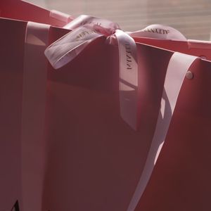 Bolsas de regalo rosas con logotipo personalizado Anillos de piedras preciosas de lujo Embalaje Bolsas de papel de joyería personalizadas con cinta - Product Image 6