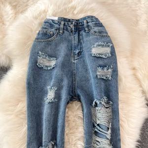 Venta al por mayor de fábrica: Jeans de mezclilla para hombre, rasgados, de corte recto y ajustado, desgastados, lavados, con estampado de ondas de agua, súper apilados, para otoño y verano. - Product Image 3