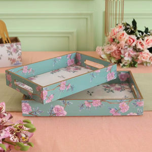 Plateaux de service floraux de fleurs roses élégantes-Accents de maison élégants avec un design en bois fabriqué à la main - Product Image 1