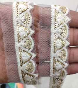 Fleurs sur mesure brodées de quatre façons de couleur dans des motifs floraux ethniques en 1.75 pouces de largeur pour les robes de dames et la revente. - Product Image 6