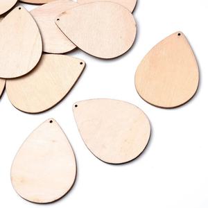 La surface en bois est décorée de décorations faites à la main en forme de larme lisse avec des couleurs secondaires pour personnaliser le décor - Product Image 4