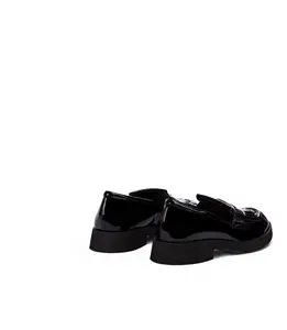 Thanh lịch đôi giày lười Crafted trong Italy từ bằng sáng chế màu đen da trên một ngón chân tròn với tua trước và cao su duy nhất cho bán buôn