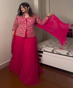 Ensemble Yukata en satin, soie, coton et lin pour les fêtes, avec impression numérique et ornements miroir pour une ambiance festive - Product Image 3