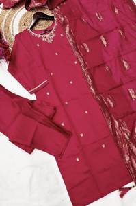 Con hermoso conjunto de traje pesado con intrincado bordado a mano Zari tejido combinado con pantalones a juego y encaje Dupatta - Product Image 5