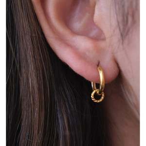 Boucles d'oreilles créoles tendance en laiton et cuivre plaqué rhodium avec perles turquoise pour femme, idéales pour les fêtes et comme cadeau - Product Image 6
