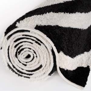 Alfombra de Salón Rectangular Abstracta de Viscosa a Rayas Blancas y Negras Joli, Hecha a Máquina - Product Image 6