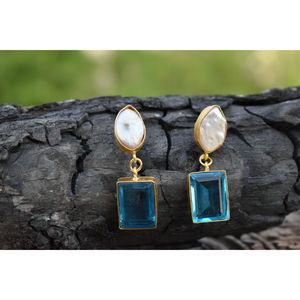 Aros de latón con acabado mate dorado y pedrería meenakari, hermosos aretes tradicionales de última moda 2025 para niñas y mujeres - Product Image 4