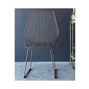 Chaise en métal industrielle conçue avec un cadre solide et robuste pour offrir un confort durable et un siège élégant pour tout espace domestique - Product Image 5