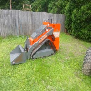 Hochwertiger Mini-Kompakt lader mit Schnecke und Greifers chaufel, ideal für landwirtschaft liche und industrielle Zwecke - Product Image 4