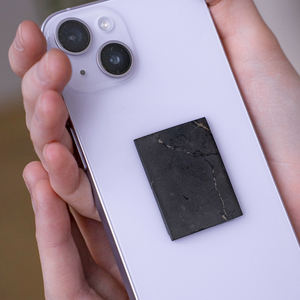 Placa adhesiva rectangular de shungita sin pulir para teléfono, 0.8*1.2 pulgadas (20*30 mm) - Product Image 2