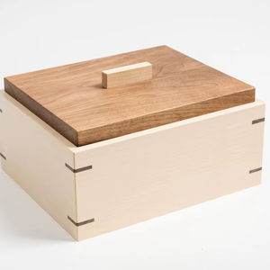 Boîte à mouchoirs en bois design avec finition artistique, idéale pour les appartements modernes et les bureaux de réception sophistiqués - Product Image 1