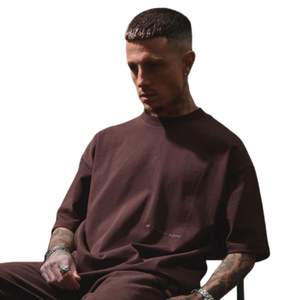 T-shirt surdimensionné Core marron 300 GSM Jersey de coton de poids moyen Coupe décontractée Boxy Épaule tombante Cou côtelé Streetwear de luxe - Product Image 5